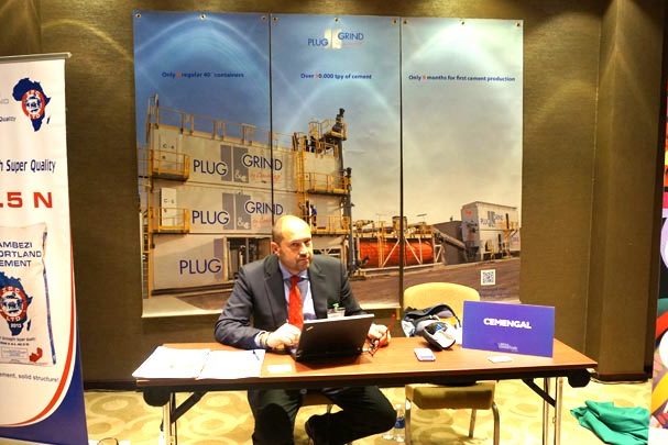 Moisés R. Núñez, Sales Manager, en el stand de Cemengal