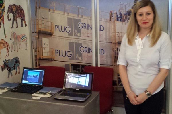 Stand de Cemengal donde presentó la estación de molienda modular y portatil PLUG&GRIND