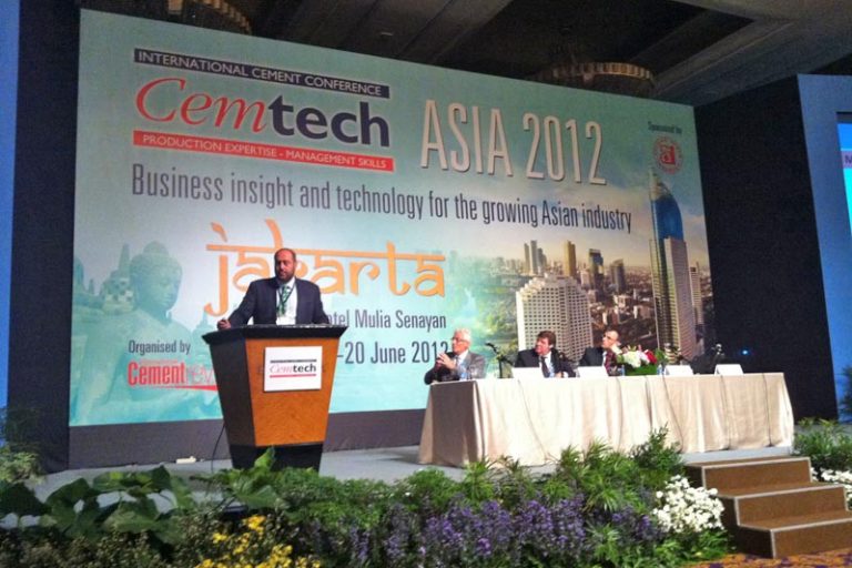 Coferencia de Moises R. Nuñez, Sales Manager de Cemengal sobre la modular and portable grinding station PLUG&GRIND