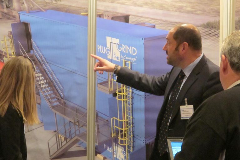 Moisés R. Núñez, Sales Manager at Cemengal presentando la estación de molienda modular PLUG&GRIND